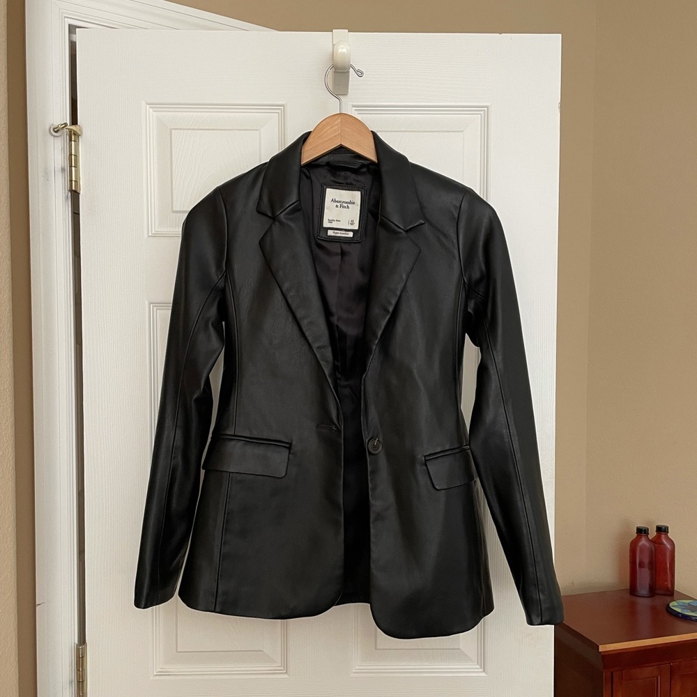 NWOT ABERCROMBIE FAUX LEATHER BLACK BLAZER | reposhing size xs